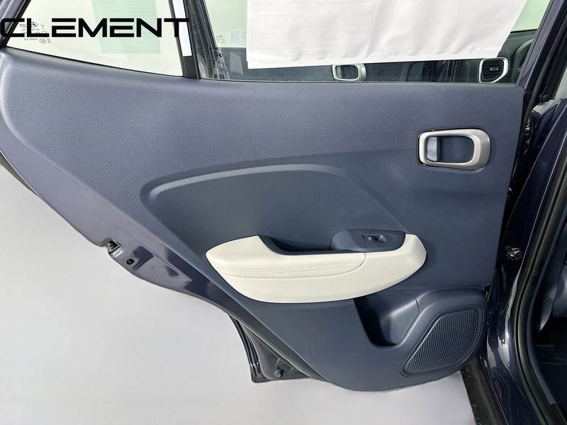 Hyundai Venue Vehicle Full-screen Gallery Image 30