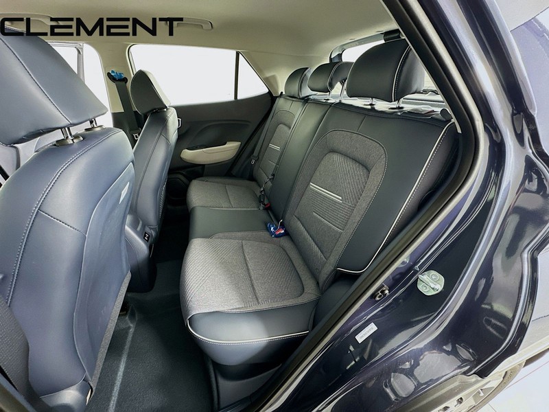 Hyundai Venue Vehicle Full-screen Gallery Image 32