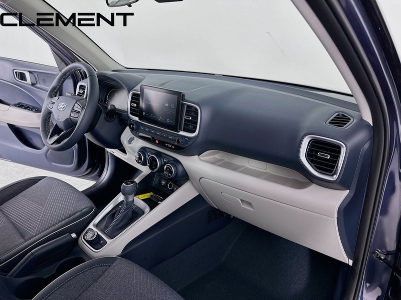 Hyundai Venue Vehicle Full-screen Gallery Image 34