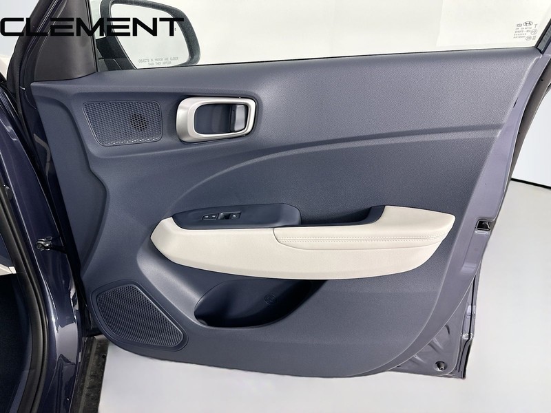 Hyundai Venue Vehicle Full-screen Gallery Image 35