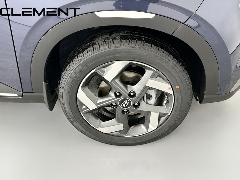 Hyundai Venue Vehicle Full-screen Gallery Image 36