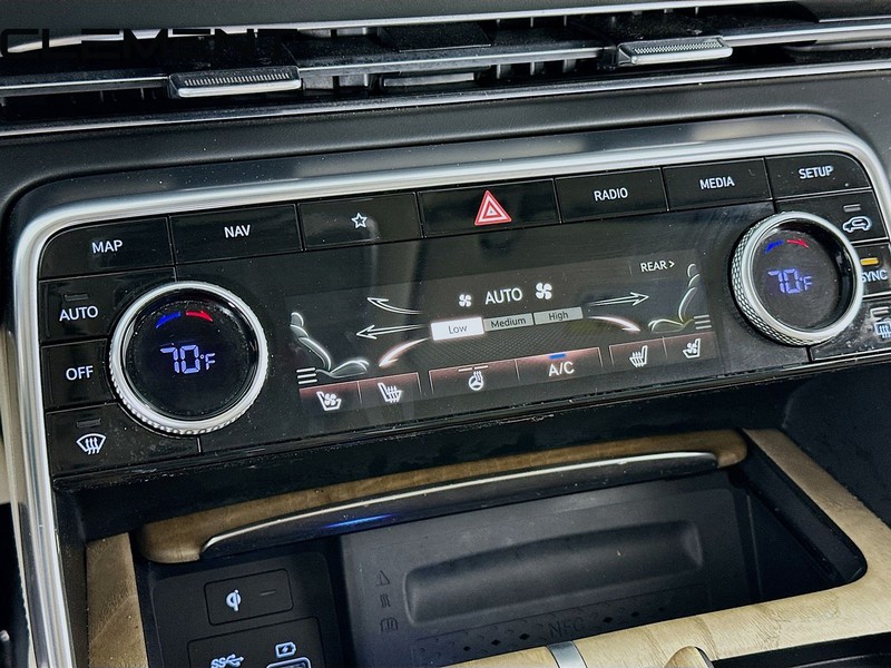 Genesis GV80 Vehicle Full-screen Gallery Image 22