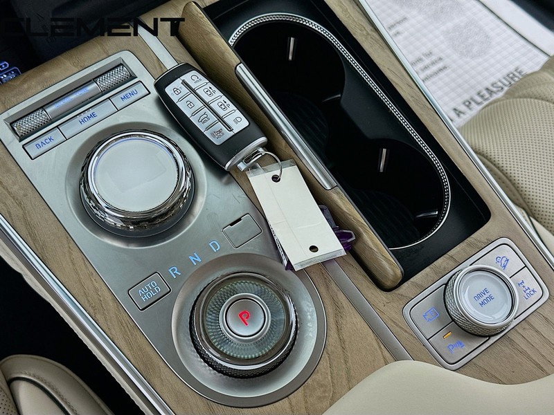Genesis GV80 Vehicle Full-screen Gallery Image 24