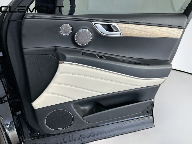 Genesis GV80 Vehicle Full-screen Gallery Image 38