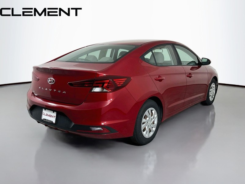Hyundai Elantra Vehicle Full-screen Gallery Image 7