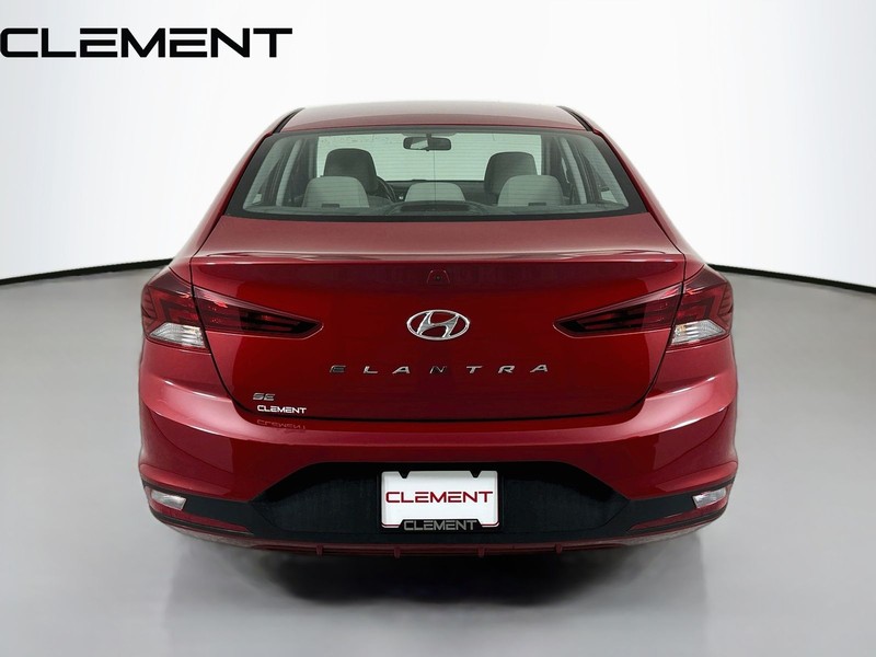 Hyundai Elantra Vehicle Full-screen Gallery Image 8