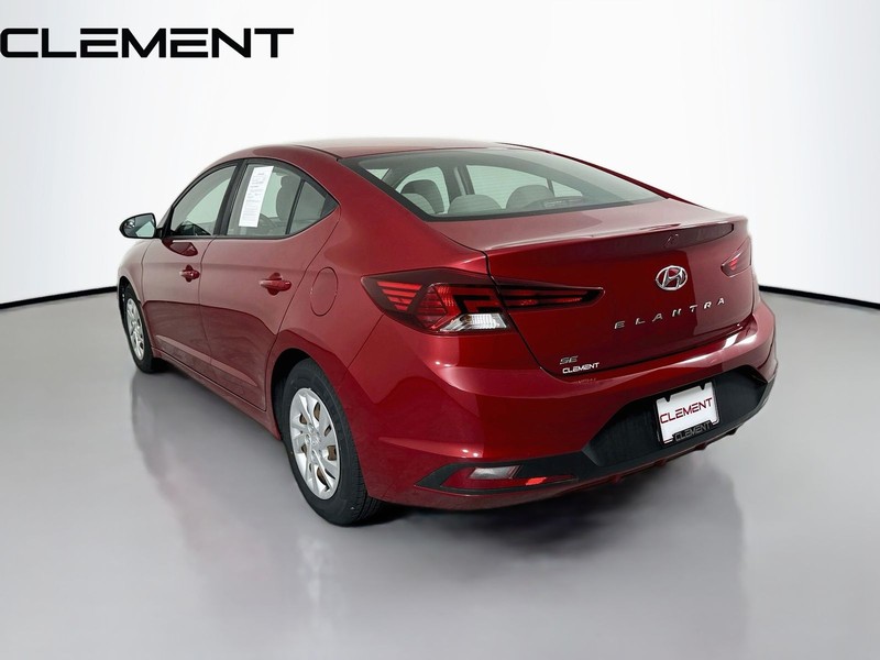 Hyundai Elantra Vehicle Full-screen Gallery Image 10