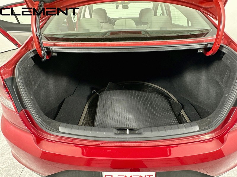 Hyundai Elantra Vehicle Full-screen Gallery Image 11