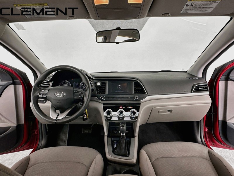 Hyundai Elantra Vehicle Full-screen Gallery Image 12