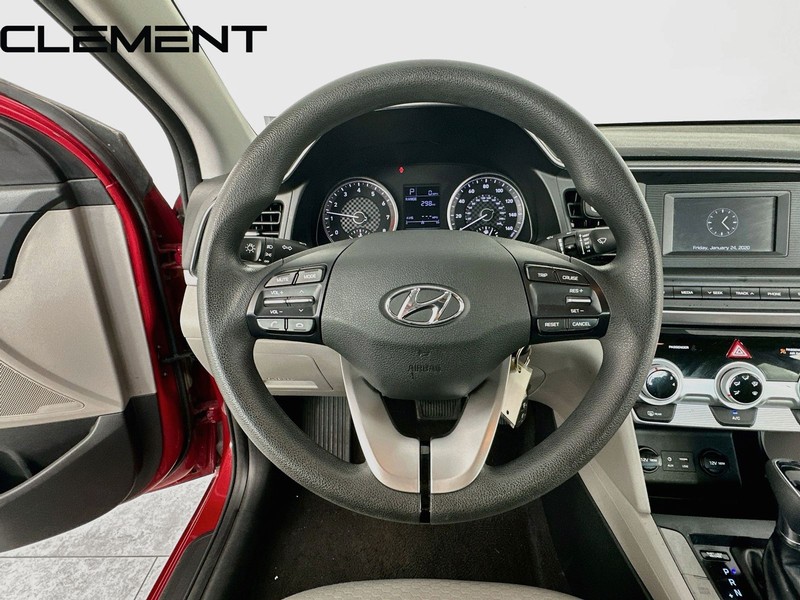Hyundai Elantra Vehicle Full-screen Gallery Image 14