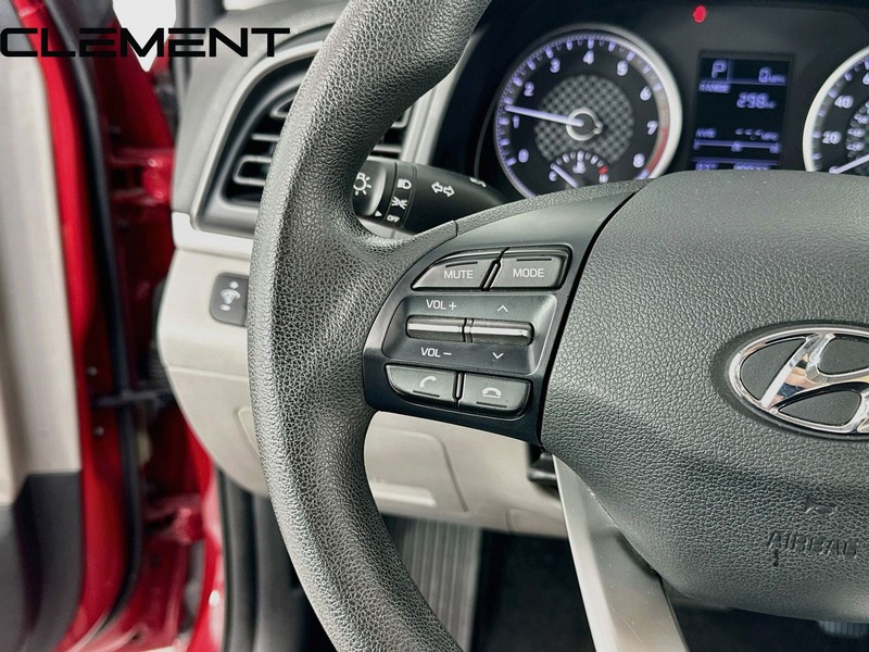 Hyundai Elantra Vehicle Full-screen Gallery Image 15