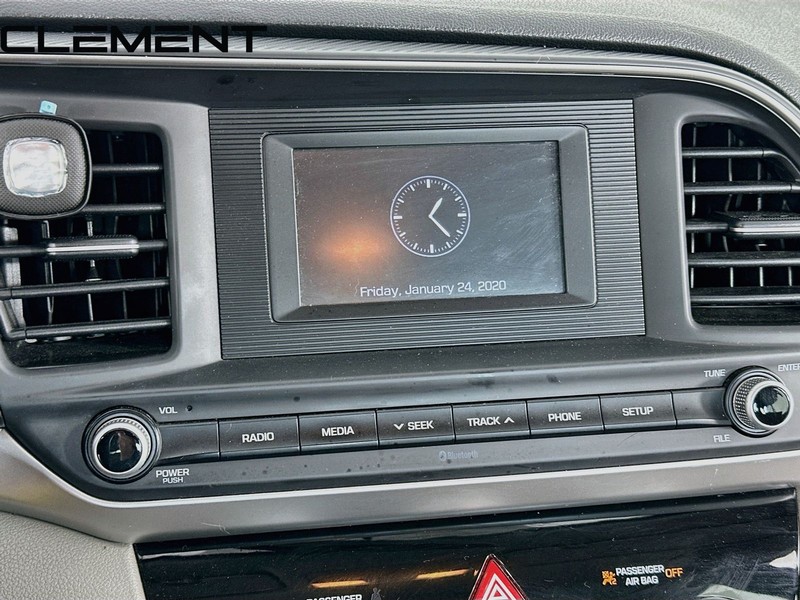 Hyundai Elantra Vehicle Full-screen Gallery Image 19