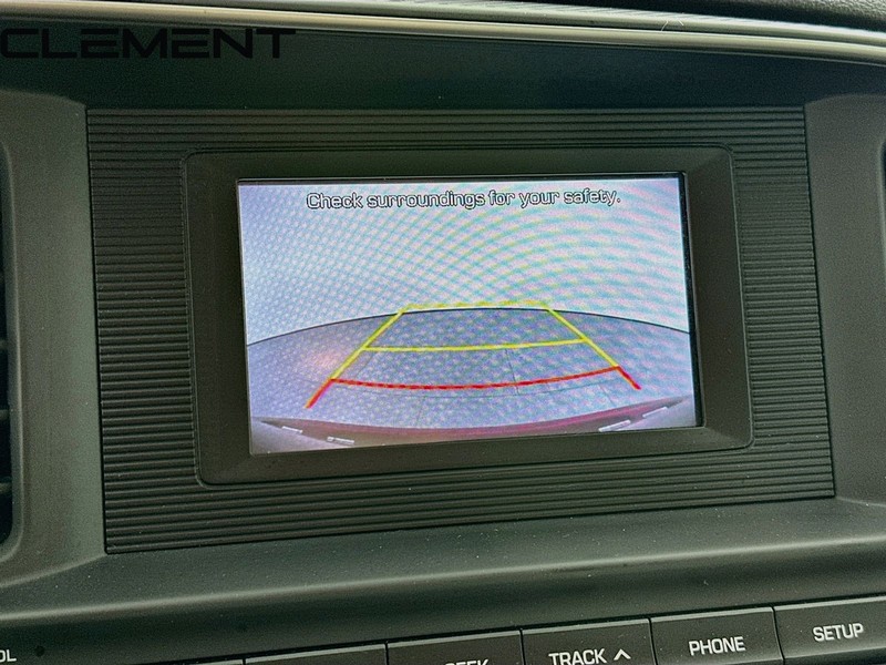 Hyundai Elantra Vehicle Full-screen Gallery Image 20
