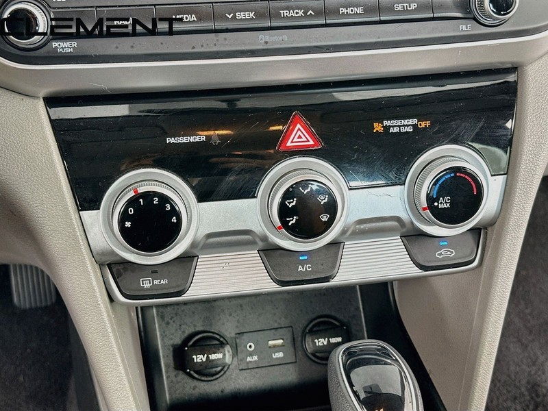 Hyundai Elantra Vehicle Full-screen Gallery Image 22