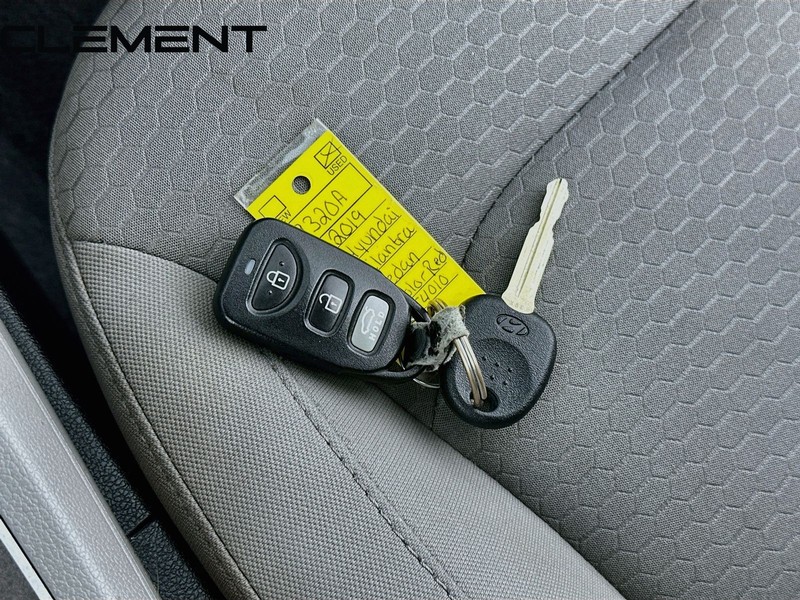 Hyundai Elantra Vehicle Full-screen Gallery Image 23