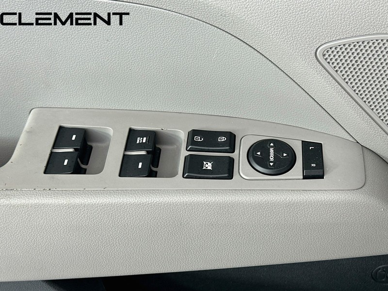 Hyundai Elantra Vehicle Full-screen Gallery Image 24