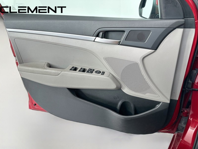 Hyundai Elantra Vehicle Full-screen Gallery Image 25
