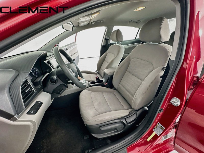 Hyundai Elantra Vehicle Full-screen Gallery Image 28