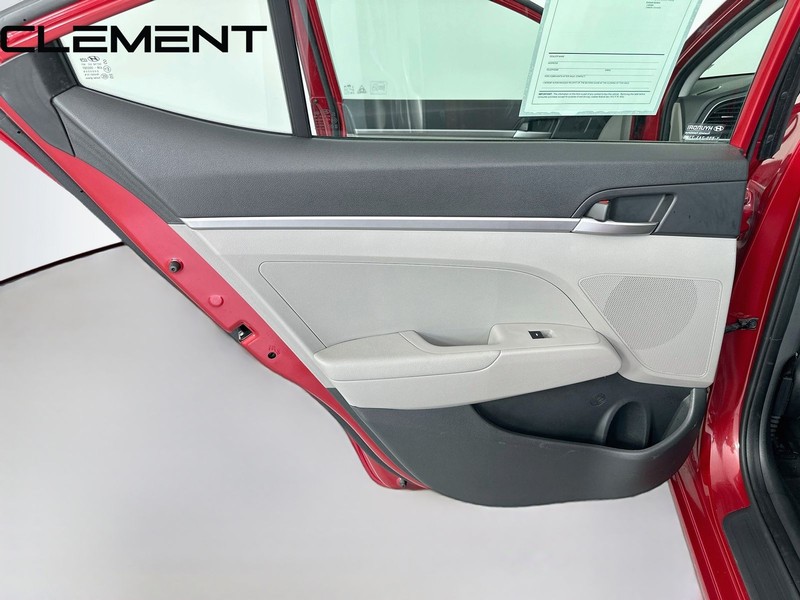 Hyundai Elantra Vehicle Full-screen Gallery Image 29