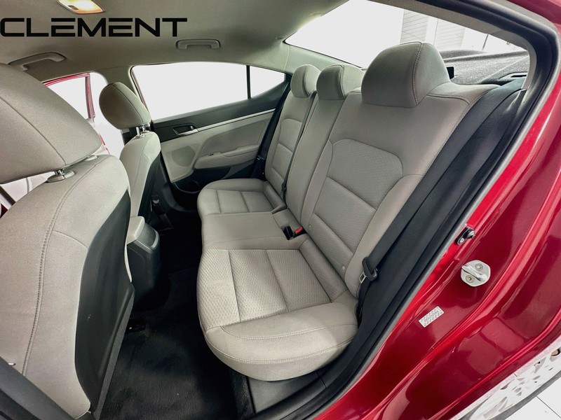 Hyundai Elantra Vehicle Full-screen Gallery Image 30