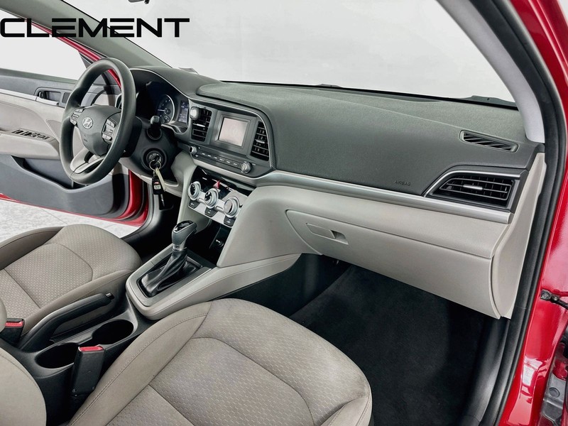 Hyundai Elantra Vehicle Full-screen Gallery Image 33