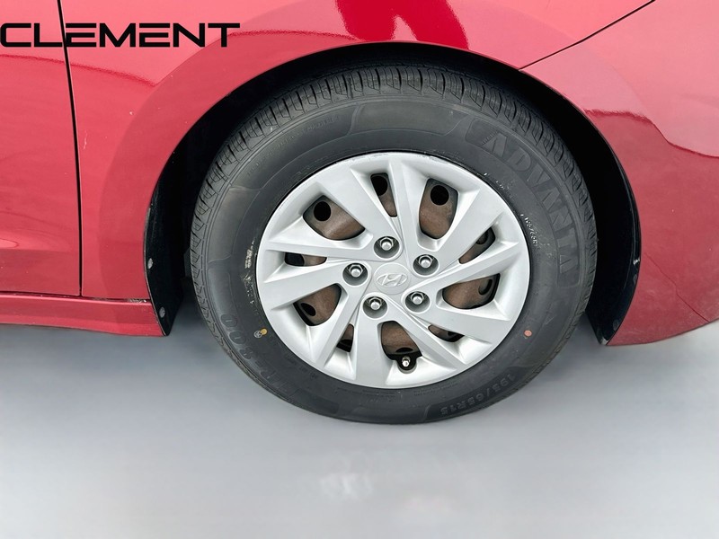 Hyundai Elantra Vehicle Full-screen Gallery Image 34