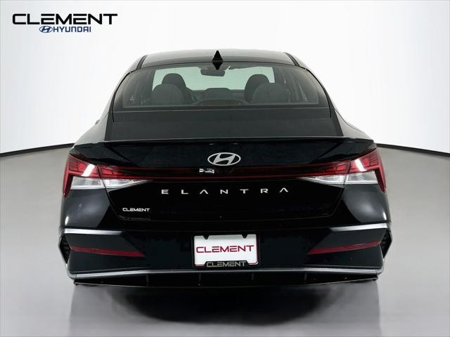 Hyundai Elantra Vehicle Image 07