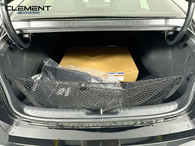 Hyundai Elantra Vehicle Image 09