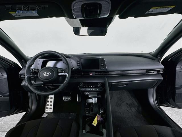 Hyundai Elantra Vehicle Image 11