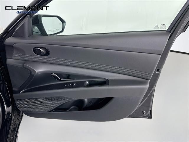 Hyundai Elantra Vehicle Image 31
