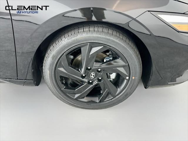 Hyundai Elantra Vehicle Image 32