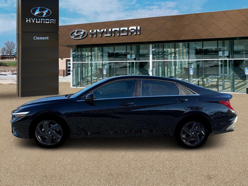 Hyundai Elantra Vehicle Full-screen Gallery Image 3