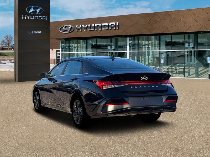 Hyundai Elantra Vehicle Full-screen Gallery Image 5