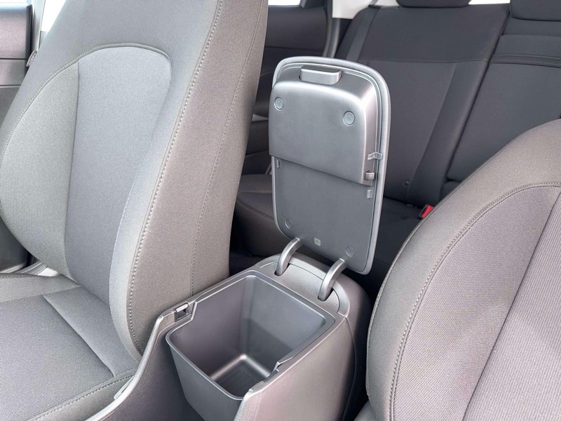 Hyundai Kona Vehicle Full-screen Gallery Image 18