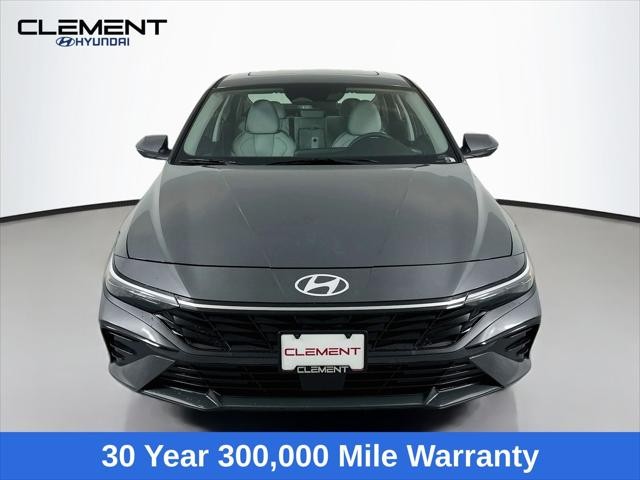 Hyundai Elantra Vehicle Full-screen Gallery Image 2