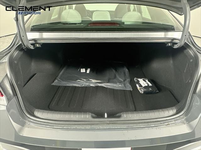 Hyundai Elantra Vehicle Full-screen Gallery Image 9