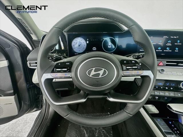 Hyundai Elantra Vehicle Full-screen Gallery Image 13