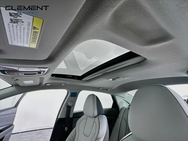 Hyundai Elantra Vehicle Full-screen Gallery Image 22