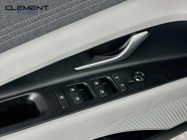 Hyundai Elantra Vehicle Full-screen Gallery Image 24