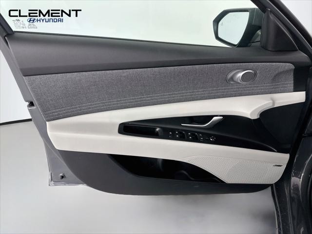 Hyundai Elantra Vehicle Full-screen Gallery Image 25