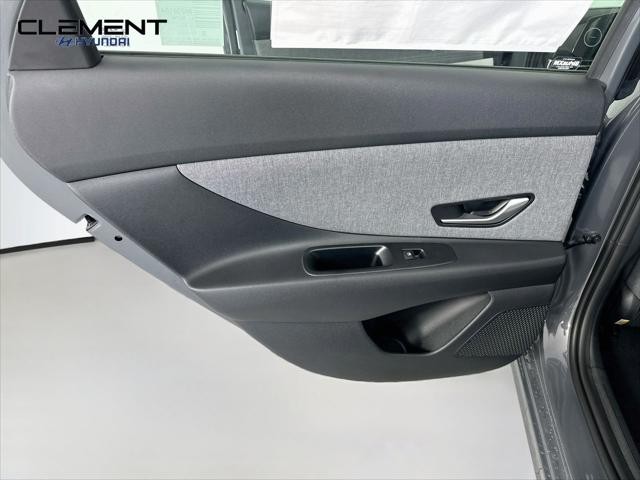 Hyundai Elantra Vehicle Full-screen Gallery Image 28