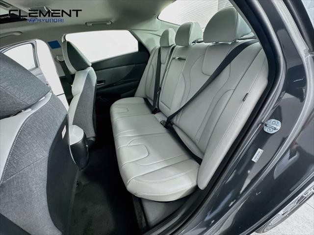 Hyundai Elantra Vehicle Full-screen Gallery Image 29