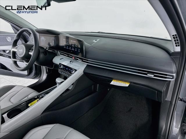 Hyundai Elantra Vehicle Full-screen Gallery Image 31