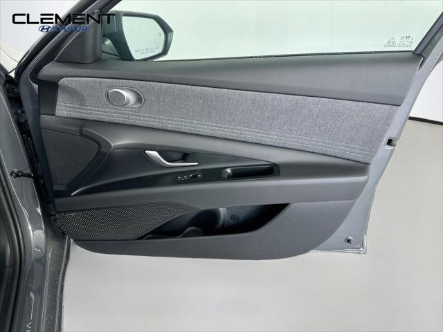 Hyundai Elantra Vehicle Full-screen Gallery Image 32