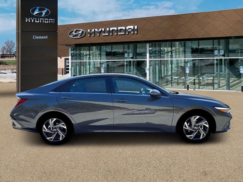 Hyundai Elantra Vehicle Full-screen Gallery Image 8