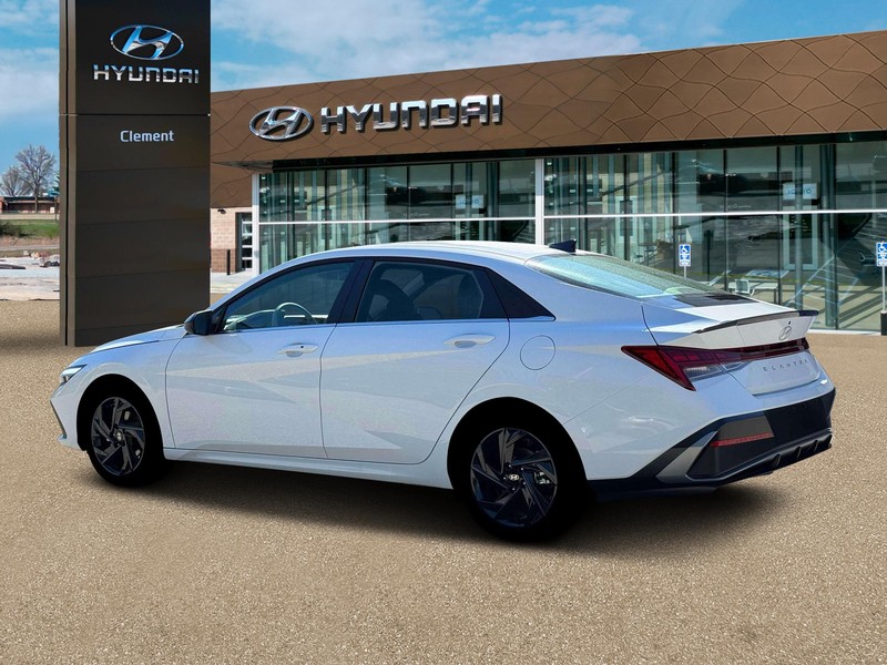 Hyundai Elantra Vehicle Full-screen Gallery Image 4