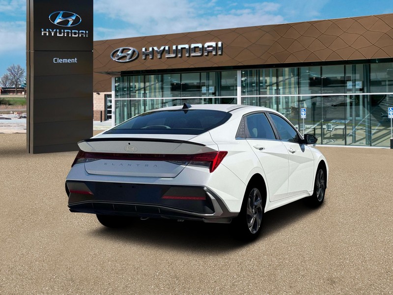 Hyundai Elantra Vehicle Full-screen Gallery Image 7