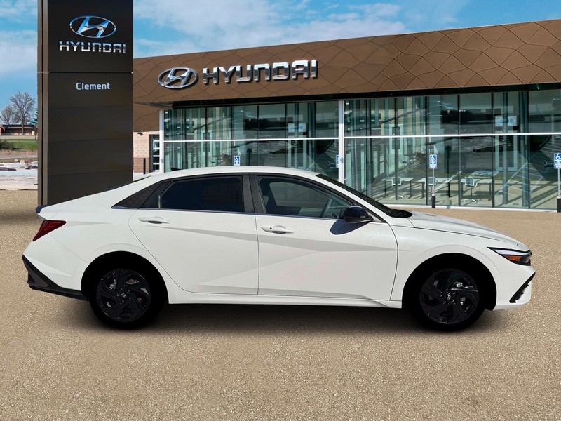 Hyundai Elantra Vehicle Full-screen Gallery Image 9