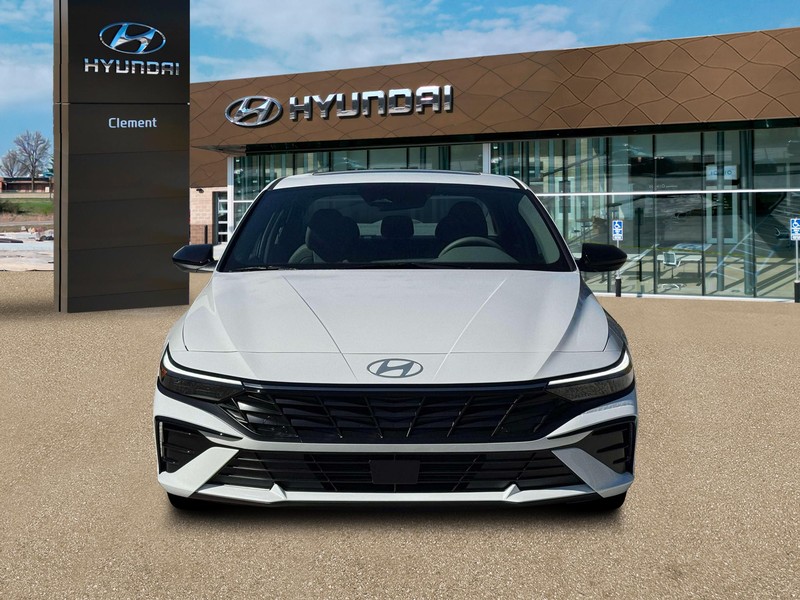 Hyundai Elantra Vehicle Full-screen Gallery Image 12