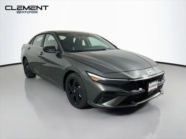 Hyundai Elantra Vehicle Full-screen Gallery Image 3
